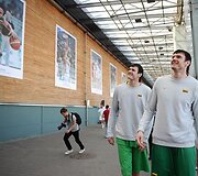Lietuvos vyrų krep&scaron;inio rinktinės fotografo Tomo Tumalovičiaus parodos atidaryme dalyvavo ne tik rinktinės sirgaliai, tačiau ir patys krep&scaron;ininkai.