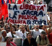 Italai mano, kad S.Berlusconi kontroliuoja pernelyg daug žiniasklaidos priemonių.