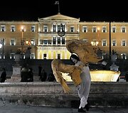 Po sprogimo vienas gatvės aktorius sumanė surengti pasirodymą.