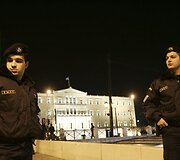 Policija evakavo žmones i&scaron; rajono prie Nežinomo kareivio kapo.