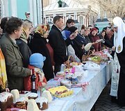 Rusijos patriarchas Kirilas &scaron;ventina velykinius patiekalus.