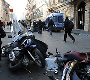 Italijos sostinės centre kilo neramumai.