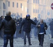 Italijos sostinės centre kilo neramumai.
