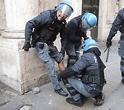 Italijos sostinės centre kilo neramumai.