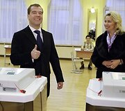 Balsavo Dmitrijus Medvedevas ir jo žmona Svetlana.