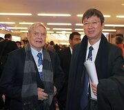 George'as Sorosas ir  TVF direktoriaus pavaduotojas Zhu Min