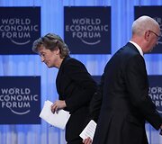 Klausas Schwabas,Pasaulio ekonomikos forumo steigėjas ir  &Scaron;veicarijos prezidentė Eveline Widmer-Schlumpf