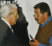 Heinzas Sch&ouml;nas (kairėje) buvo susitikęs su ra&scaron;ytoju Giunteriu Grassu, &scaron;ią istoriją naudojusiu literatūroje