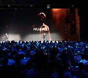 Telefono &bdquo;Huawei Mate 20 Pro&ldquo; pristatymas
