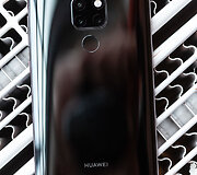 Telefono &bdquo;Huawei Mate 20 Pro&ldquo; pristatymas
