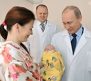 Septyniamilijardasis pasaulio žmogus, jo mama Jelena Nikolajeva ir Vladimiras Putinas