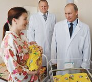 Septyniamilijardasis pasaulio žmogus, jo mama Jelena Nikolajeva ir Vladimiras Putinas