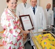 Septyniamilijardasis pasaulio žmogus, jo mama Jelena Nikolajeva ir Vladimiras Putinas