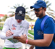 Rokas Baciu&scaron;ka Abu Dabyje dalijo autografus Pasaulio ralio kroso čempionato žiūrovams