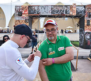 Rokas Baciu&scaron;ka Abu Dabyje dalijo autografus Pasaulio ralio kroso čempionato žiūrovams