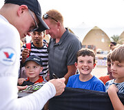 Rokas Baciu&scaron;ka Abu Dabyje dalijo autografus Pasaulio ralio kroso čempionato žiūrovams