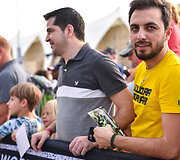 Rokas Baciu&scaron;ka Abu Dabyje dalijo autografus Pasaulio ralio kroso čempionato žiūrovams
