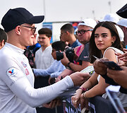 Rokas Baciu&scaron;ka Abu Dabyje dalijo autografus Pasaulio ralio kroso čempionato žiūrovams