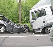 Avarija Lenkijoje: &bdquo;Volvo V70&ldquo; su dviem lietuviais palindo po sunkvežimiu