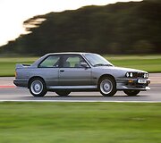 BMW E30 M3 buvo parduodamas tik kaip kupė arba kabrioletas, nors buvo ir sedano prototipų bei vienas gamykloje naudotas pikapas. (Darren, Wikimedia(CC BY 2.0)