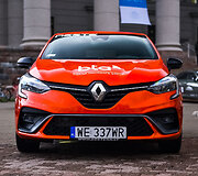 Renault Clio, konkurso &bdquo;Metų automobilis 2020&ldquo; dalyviai prie Martyno Mažvydo bibliotekos