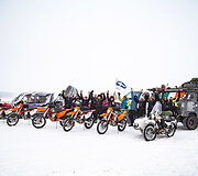 Karolio Mieliausko i&scaron;&scaron;ūkis pavyko: 6 motociklininkai ir UAZ pervažiavo už&scaron;ąlusį giliausią ežerą