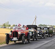 Priekyje - SENIAUSIAS AUTOMOBILIS &ndash; 1922 m. pag. FIAT 510 S (Latvija). Savininkas &ndash; Janis Oskerko. Ilonos Daubaraitės nuotr.