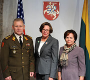 JAV ambasadorė Anne Elizabeth Derse atsisveikino su Lietuvos Kra&scaron;to apsaugos ministre Rasa Juknevičiene ir  Lietuvos kariuomenės vadu Arvydu Pociumi.