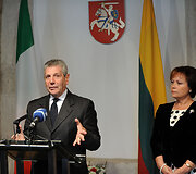 Kra&scaron;to apsaugos ministrė susitiko su su Italijos gynybos ministru Giampaolo Di Paola