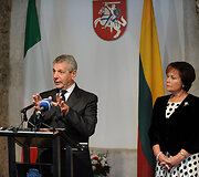Kra&scaron;to apsaugos ministrė susitiko su su Italijos gynybos ministru Giampaolo Di Paola