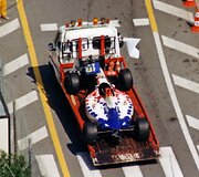 Taki Inoue Footwork bodilas i&scaron;vežamas po susidūrimo su saugos automobiliu. (Steve Gregory, Wikimedia(CC BY-SA 2.5)