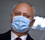 Moldavijos prezidentas  Igor Dodon. Žinomi žmonės visame pasaulyje rodo deramą pavyzdį, veidus prisidengdami kaukėmis