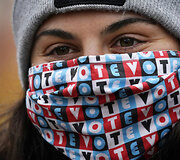 Žmonės visame pasaulyje rodo deramą pavyzdį, veidus prisidengdami kaukėmis