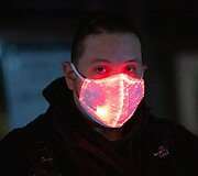Žmonės visame pasaulyje rodo deramą pavyzdį, veidus prisidengdami kaukėmis