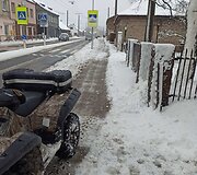Aktyvūs miestiečiai sniegą valo ir keturračiais