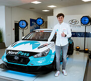 Lenktynininkas Jonas Karklys pristatė naują žiedinių lenktynių automobilį &bdquo;Hyundai i30N TCR&ldquo;