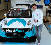 Lenktynininkas Jonas Karklys pristatė naują žiedinių lenktynių automobilį &bdquo;Hyundai i30N TCR&ldquo;