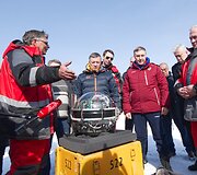 Rusijos mokslininkai praeitą savaitę panardino vieną didžiausių pasaulyje povandeninių kosminių teleskopų, norėdami žvilgtelėti į Visatą pro skaidrius Baikalo ežero vandenis.