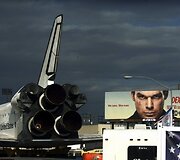 Erdvėlaivis &bdquo;Endeavour&ldquo; vežamas į paskutinę kelionę Los Andželo gatvėmis
