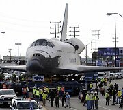 Erdvėlaivis &bdquo;Endeavour&ldquo; vežamas į paskutinę kelionę Los Andželo gatvėmis