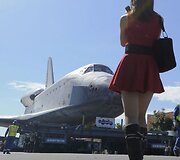 Erdvėlaivis &bdquo;Endeavour&ldquo; vežamas į paskutinę kelionę Los Andželo gatvėmis