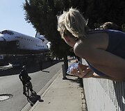 Erdvėlaivis &bdquo;Endeavour&ldquo; vežamas į paskutinę kelionę Los Andželo gatvėmis