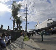 Erdvėlaivis &bdquo;Endeavour&ldquo; vežamas į paskutinę kelionę Los Andželo gatvėmis