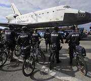 Erdvėlaivis &bdquo;Endeavour&ldquo; vežamas į paskutinę kelionę Los Andželo gatvėmis