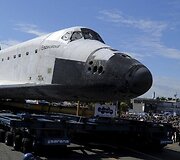 Erdvėlaivis &bdquo;Endeavour&ldquo; vežamas į paskutinę kelionę Los Andželo gatvėmis