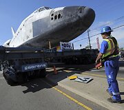 Erdvėlaivis &bdquo;Endeavour&ldquo; vežamas į paskutinę kelionę Los Andželo gatvėmis