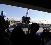 Erdvėlaivis &bdquo;Endeavour&ldquo; vežamas į paskutinę kelionę Los Andželo gatvėmis