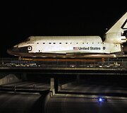 Erdvėlaivis &bdquo;Endeavour&ldquo; vežamas į paskutinę kelionę Los Andželo gatvėmis