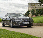 Atnaujintas &bdquo;Lexus ES 300h&ldquo;