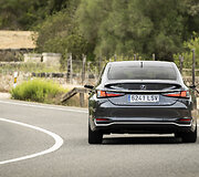 Atnaujintas &bdquo;Lexus ES 300h&ldquo;